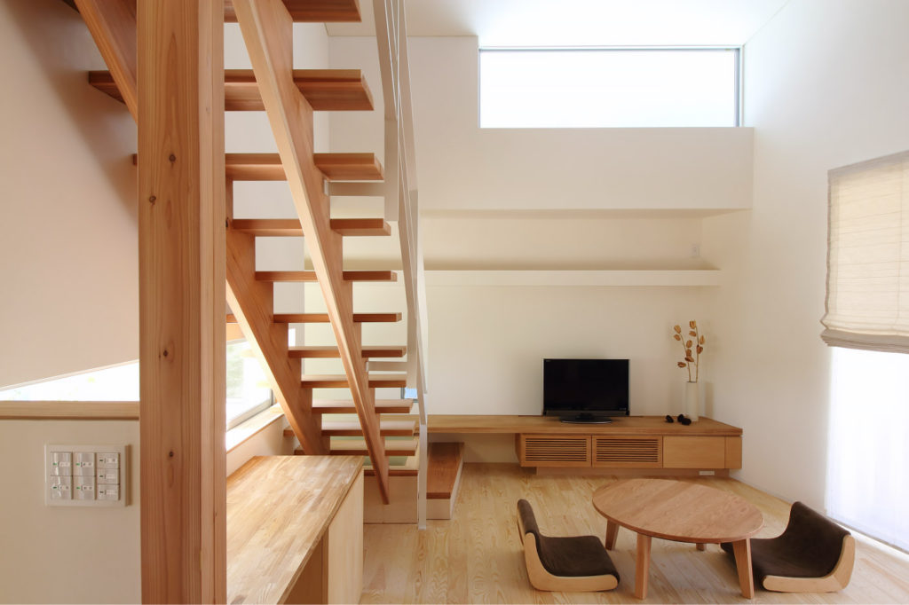 室の家-リビング階段