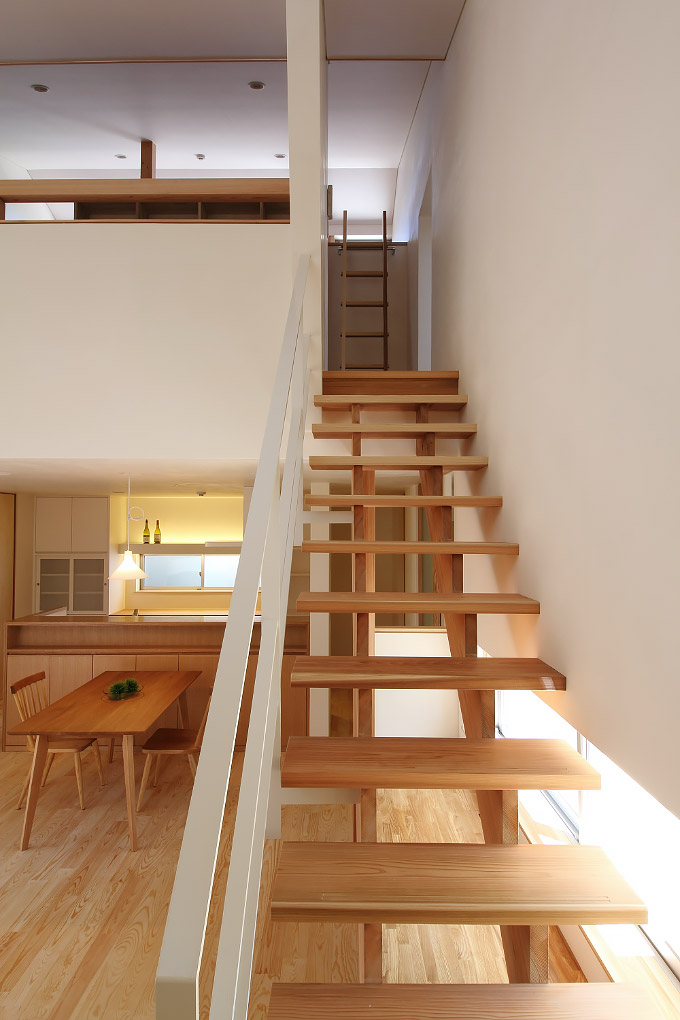室の家-リビング階段