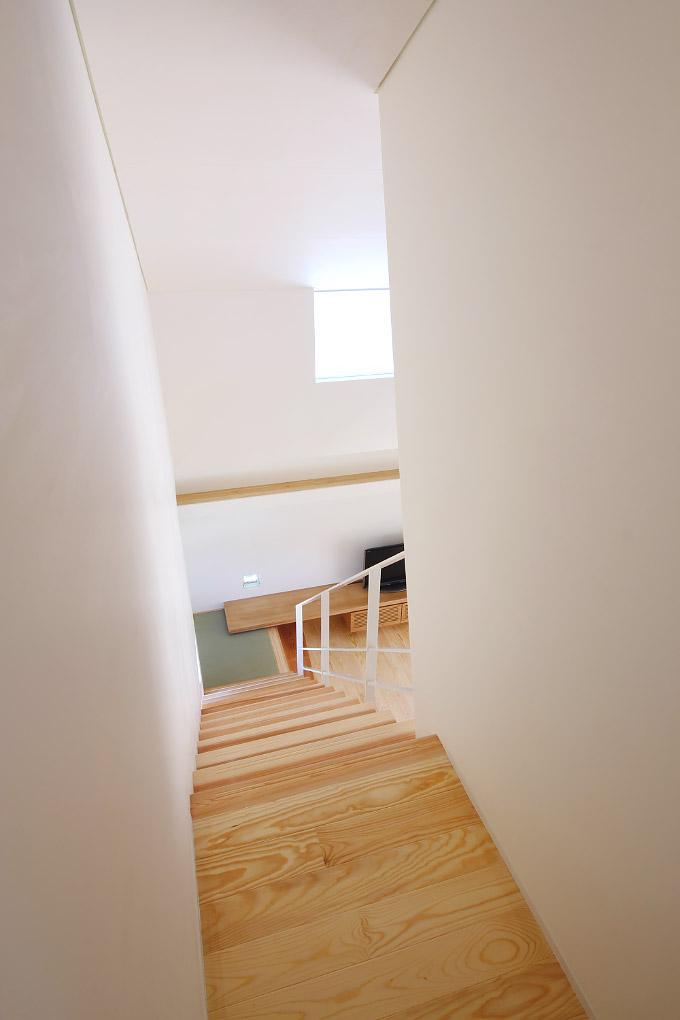 室の家-リビング階段