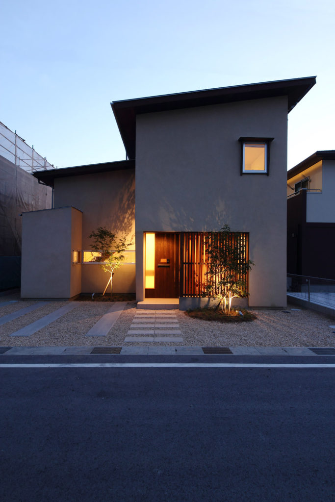 室の家-外観・夜
