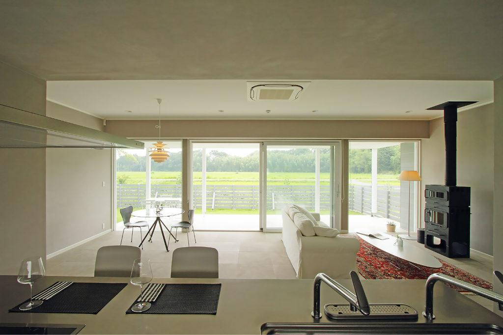 北筋の家-キッチンからリビングを見る